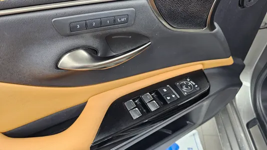 Lexus ES300h 7 2022 29
