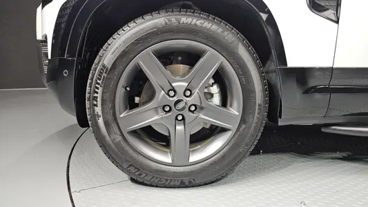 Land Rover (L663) 110 P300 X- SE 2024 5
