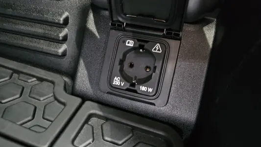 Land Rover (L663) 110 P300 X- SE 2024 37