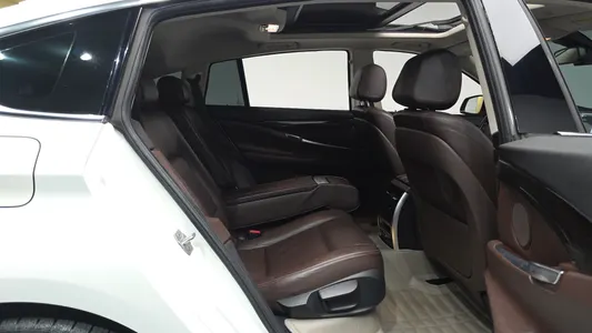BMW 5 Series GT (F07) GT 30d xDrive 2016 10