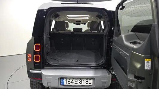 Land Rover (L663) 110 D250 SE 2022 19