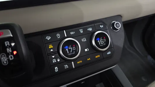Land Rover (L663) 110 D250 SE 2022 17