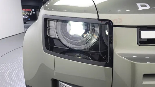 Land Rover (L663) 110 D250 SE 2022 22