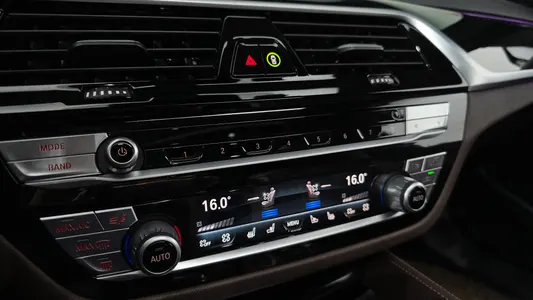 BMW 5 Series (G30) 530e M 2022 27