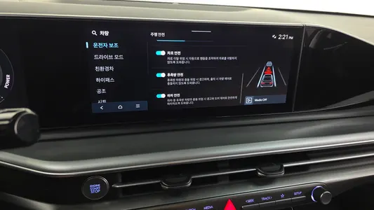 Hyundai (GN7) 2025 33