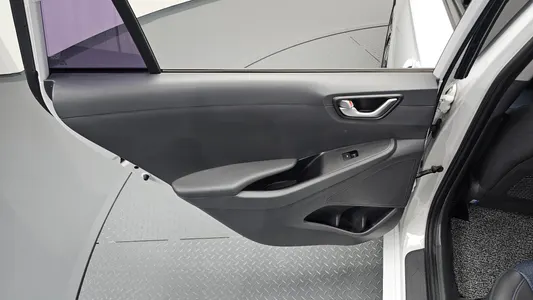 Hyundai 아이오닉 하이브리드 I 2016 26