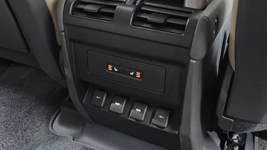 Land Rover (L663) 110 D240 S 2020 17