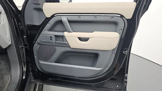 Land Rover (L663) 110 D240 S 2020 24