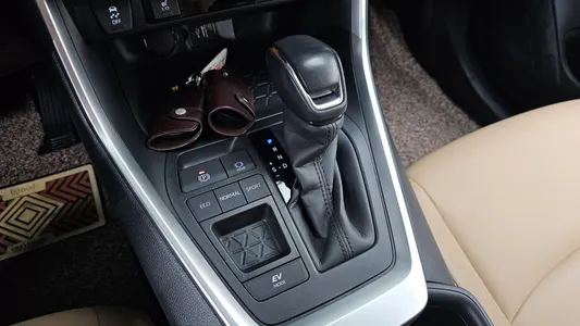 Toyota RAV4 5 2.5 2WD XLE 2025 9