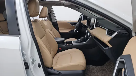 Toyota RAV4 5 2.5 2WD XLE 2025 11