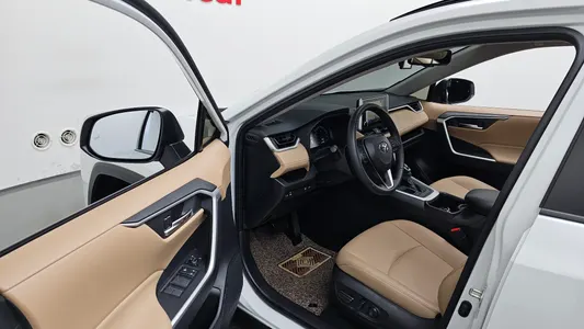 Toyota RAV4 5 2.5 2WD XLE 2025 10