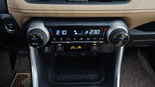 Toyota RAV4 5 2.5 2WD XLE 2025 16