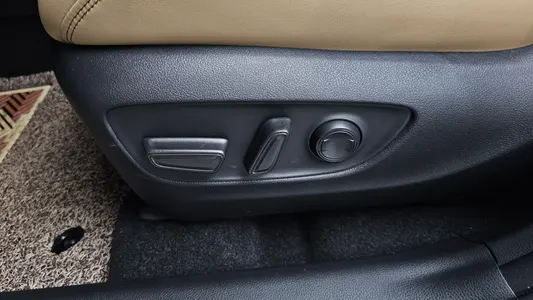 Toyota RAV4 5 2.5 2WD XLE 2025 29