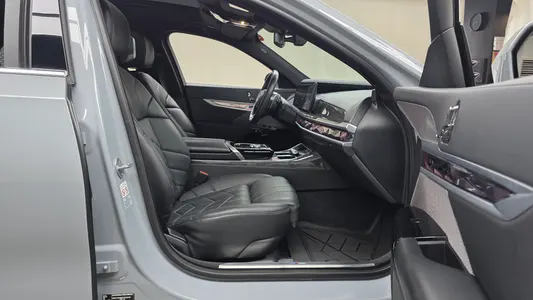 BMW 7 Series (G70) 740i sDrive M 2023 26