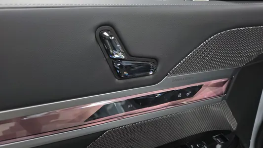 BMW 7 Series (G70) 740i sDrive M 2023 28