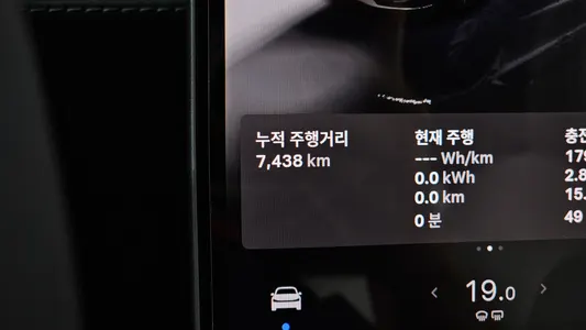 Tesla Y AWD 2025 8