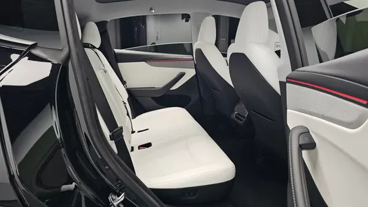 Tesla Y AWD 2025 12