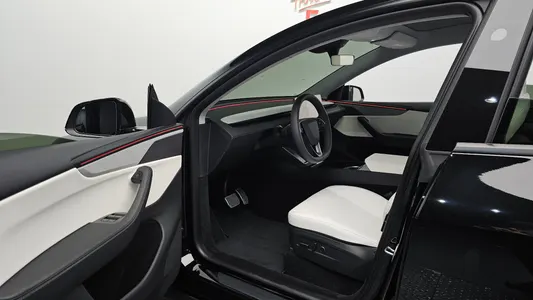 Tesla Y AWD 2025 10