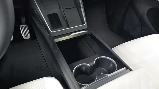 Tesla Y AWD 2025 34