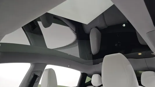 Tesla Y AWD 2025 37