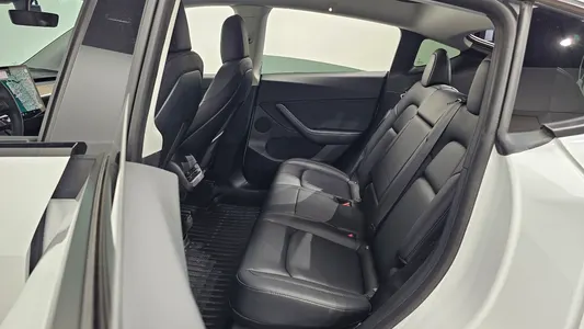 Tesla Y AWD 2021 12