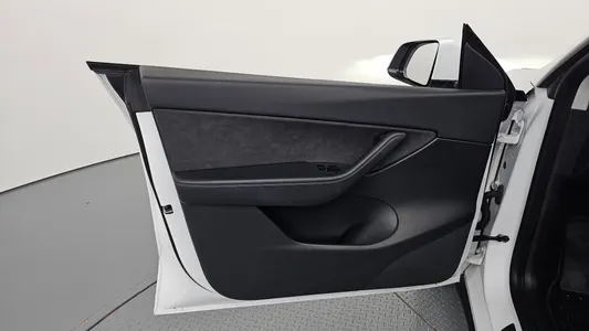 Tesla Y AWD 2021 24