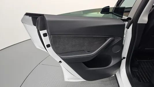Tesla Y AWD 2021 25