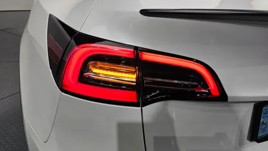 Tesla Y AWD 2021 23