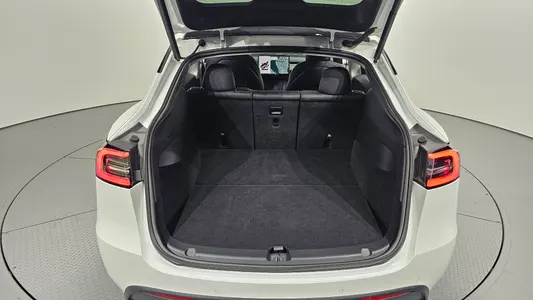 Tesla Y AWD 2021 31