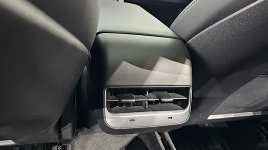 Tesla Y AWD 2021 32