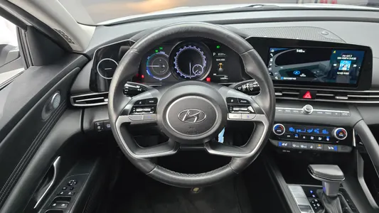 Hyundai (CN7) 2022 13