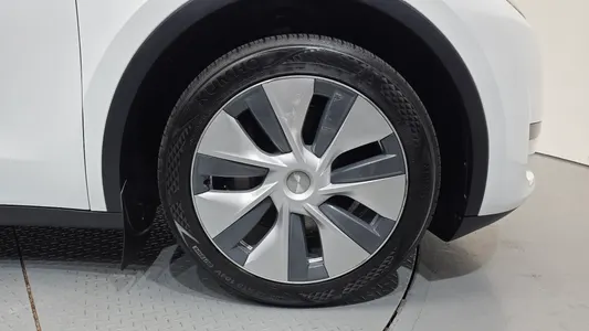 Tesla Y RWD 2024 5
