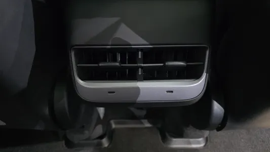 Tesla Y RWD 2024 33