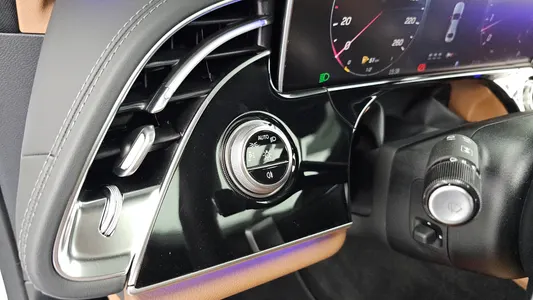 Mercedes-Benz E-Class W214 E300 4MATIC AMG Line 2025 29