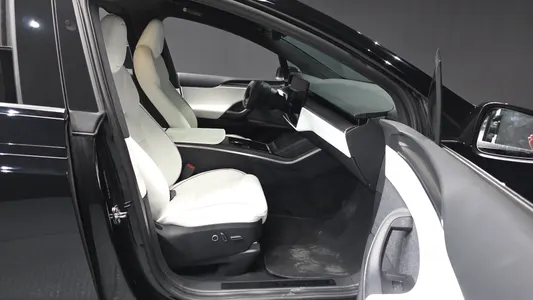 Tesla X 2023 11