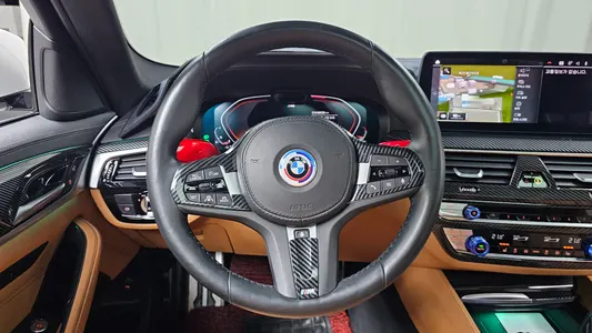 BMW 5 Series (G30) 520i M 2020 12