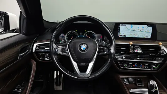BMW 5 Series (G30) 520d M 2017 13