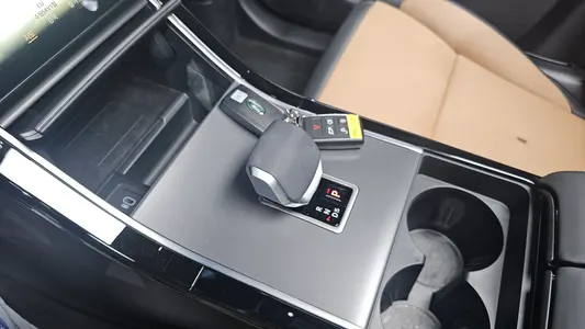 Land Rover 레인지로버 벨라 3.0 P400 HSE 2024 8