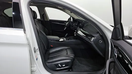 BMW 5 Series (G30) 520i 2019 11