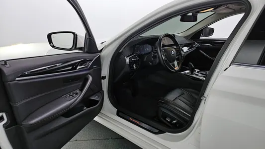 BMW 5 Series (G30) 520i 2019 10