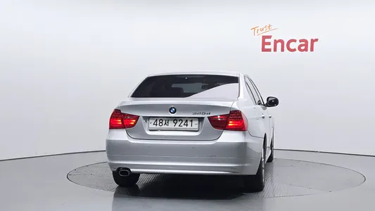 BMW 3 Series (E90) 320d 2009 4