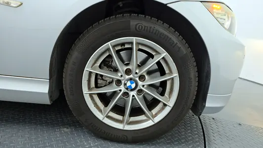BMW 3 Series (E90) 320d 2009 5