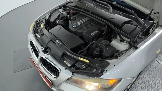 BMW 3 Series (E90) 320d 2009 6
