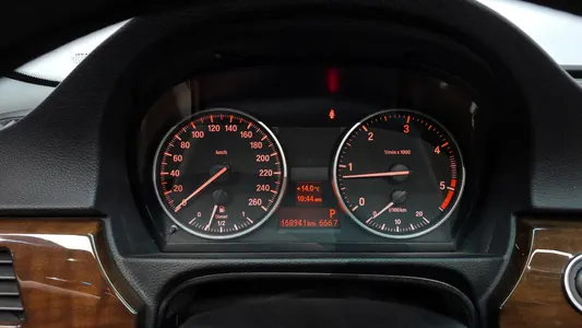 BMW 3 Series (E90) 320d 2009 8
