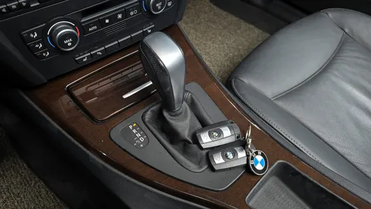 BMW 3 Series (E90) 320d 2009 9