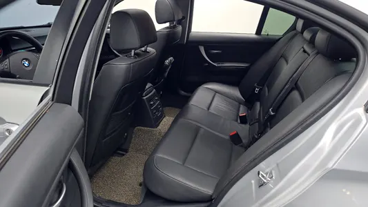 BMW 3 Series (E90) 320d 2009 13