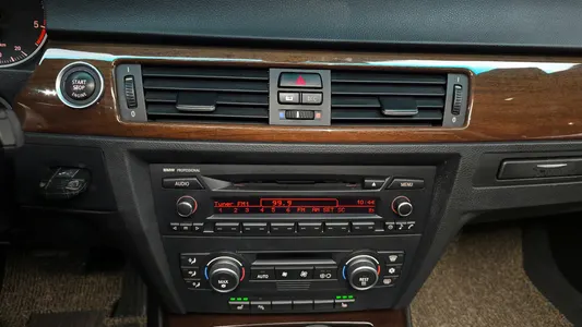 BMW 3 Series (E90) 320d 2009 15