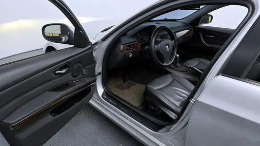 BMW 3 Series (E90) 320d 2009 10