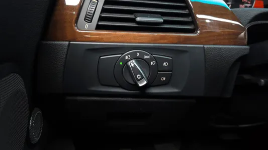 BMW 3 Series (E90) 320d 2009 17