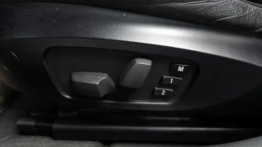 BMW 3 Series (E90) 320d 2009 18